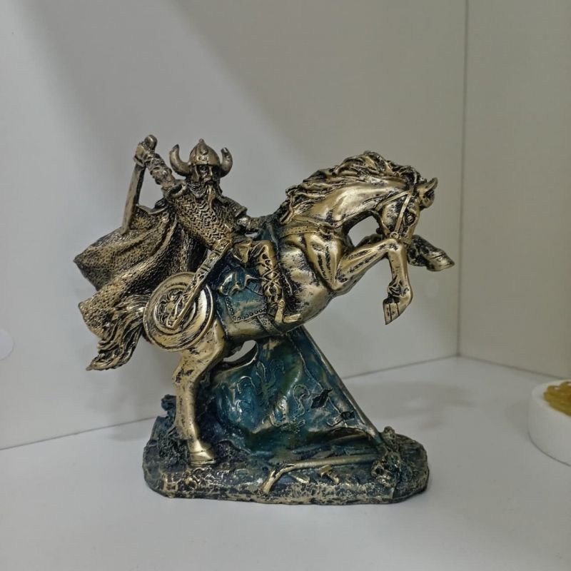 Bürünc Rəngli Cəngavər Heykəli — At Üstündə Viking Döyüşçü Dekor | Taxtaci.az